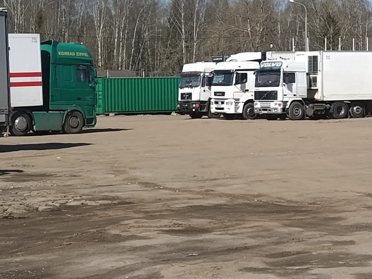 Стоянка для грузовиков круглосуточная - фото
